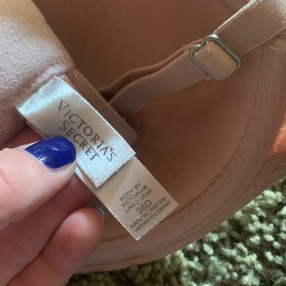 Victoria Secret - Picture 2 of 2